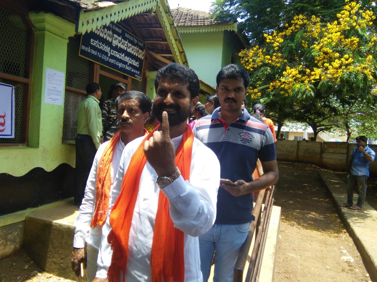 ಚಿಕ್ಕಮಗಳೂರು: ವಿವಿಧ ಪಕ್ಷಗಳ ಪ್ರಮುಖ ಅಭ್ಯರ್ಥಿಗಳಿಂದ ಮತದಾನ